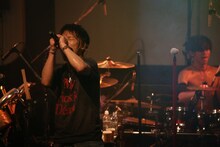 左からTAKUYA∞（Vo）、真太郎（Dr）。