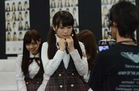 カメラに向かって告白する秋元真夏。