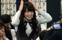 カメラに向かって告白する高山一実。