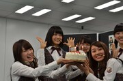 配信当日誕生日を迎えた深川麻衣（中央）をお祝いする様子。