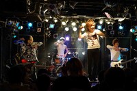 本日4月3日に東京・池袋CYBERで行われたシークレットライブの様子。
