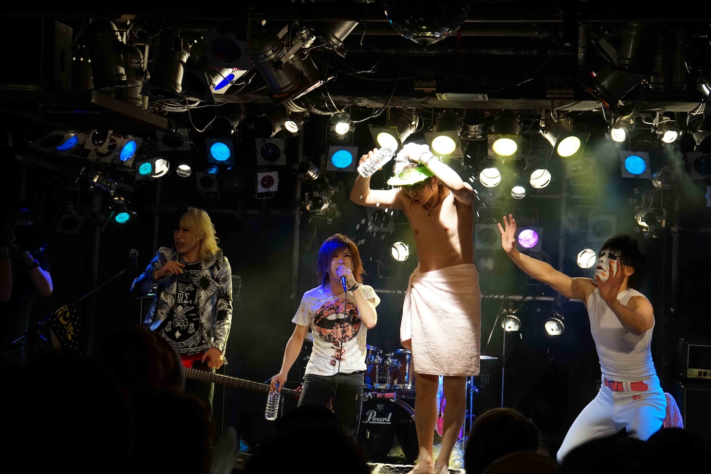 本日4月3日に東京・池袋CYBERで行われたシークレットライブの様子。