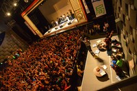 2013年10月に大阪・なんばHatchで行われた四星球のライブの様子。