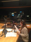 「YOKOHAMA RADIO APARTMENT カタコトラジオ」生放送中の様子。