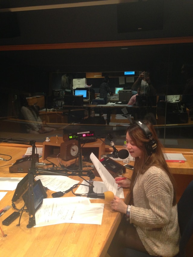 「YOKOHAMA RADIO APARTMENT カタコトラジオ」生放送中の様子。