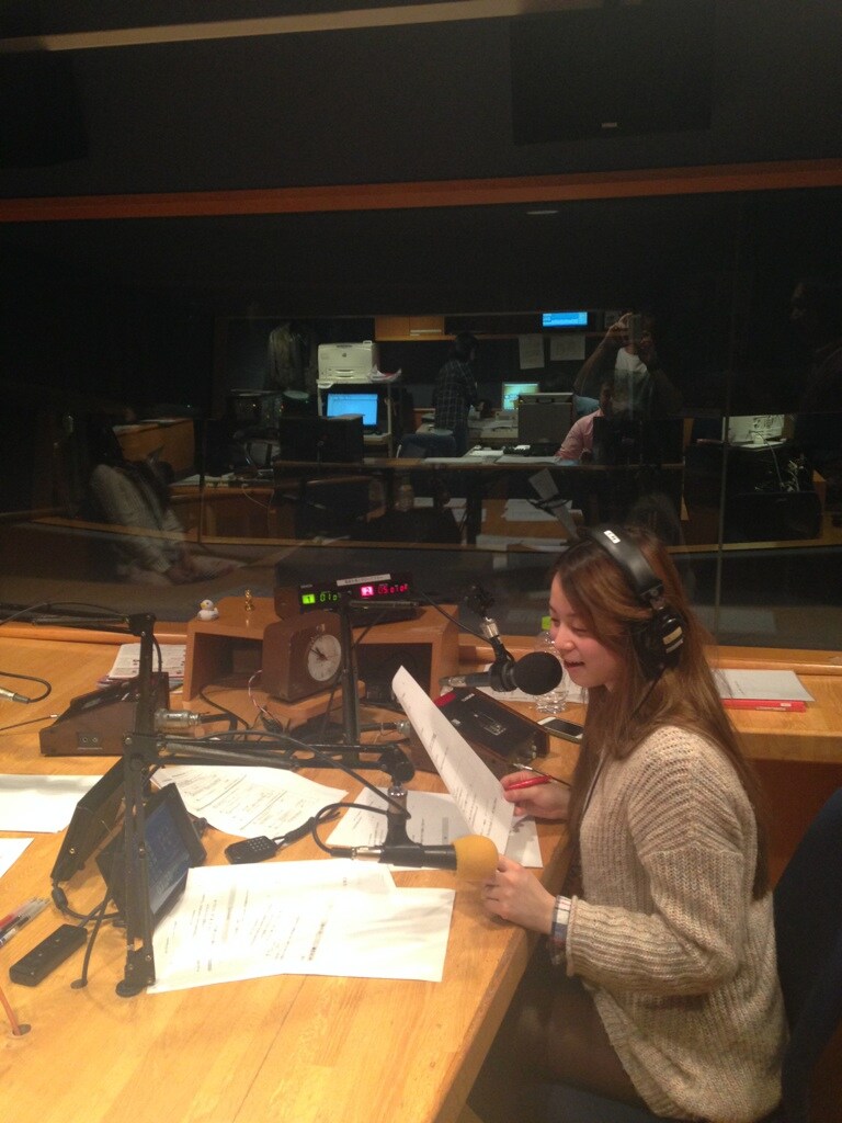 「YOKOHAMA RADIO APARTMENT カタコトラジオ」生放送中の様子。