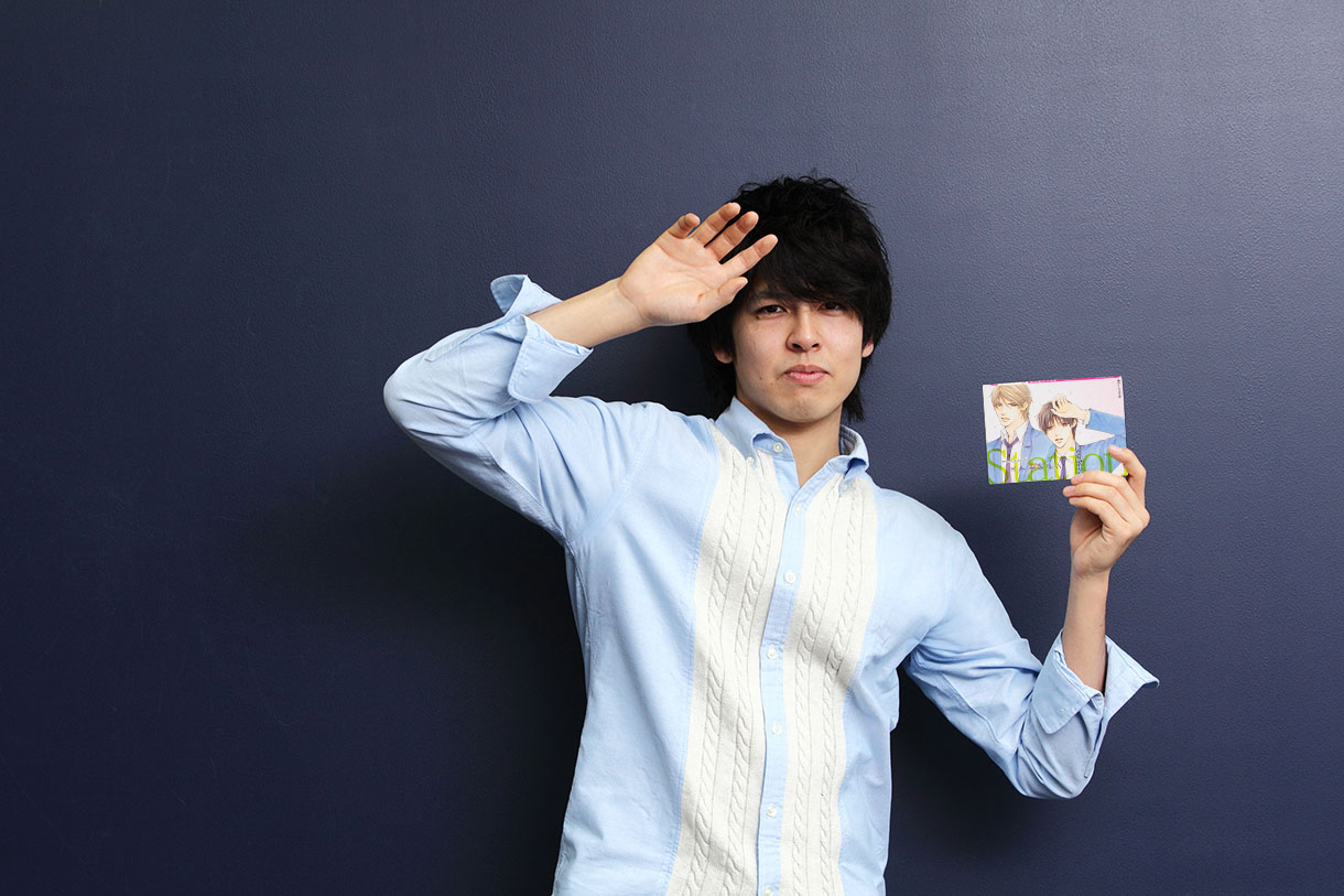 タクミくんシリーズ「Station」の文庫本を持つ木村竜蔵。