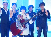 写真中央が小南泰葉。