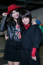 左から北原里英、大島優子。