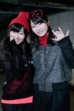 左から指原莉乃、横山由依。