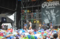 「OTODAMA'13～音泉魂～」に出演した四星球のライブの様子。