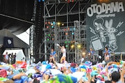 「OTODAMA'13~音泉魂~」に出演した四星球のライブの様子。