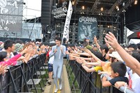 「OTODAMA'13～音泉魂～」に出演した四星球のライブの様子。