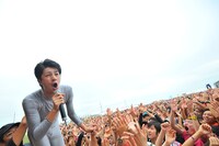 「OTODAMA'13～音泉魂～」に出演した四星球のライブの様子。