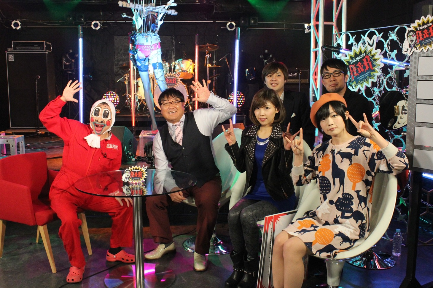 手前左からイガグリ千葉（仙台貨物）、カンニング竹山、中村愛、藤岡みなみ、後列はスパローズ。