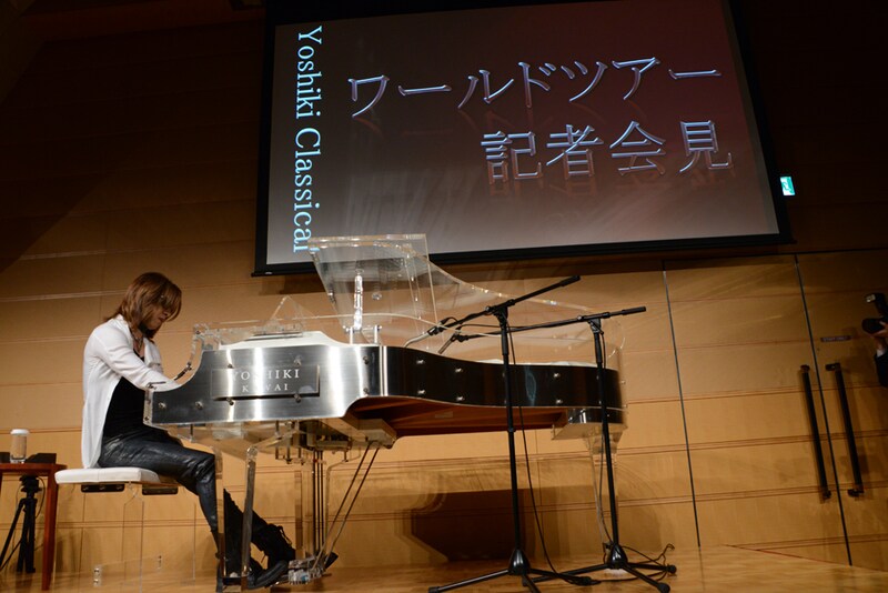 YOSHIKIワールドツアー記者会見の様子。