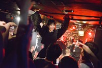 後藤まりこ「東高円寺 サーチ＆デストロイ」ライブの様子。