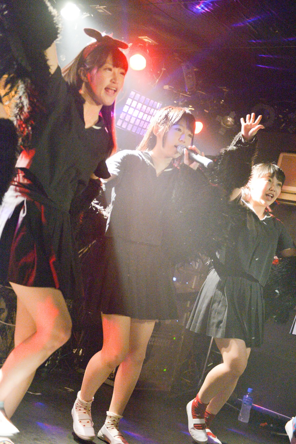 左からBELLRING少女ハートの柳沢あやの、朝倉みずほ、美月友華。
