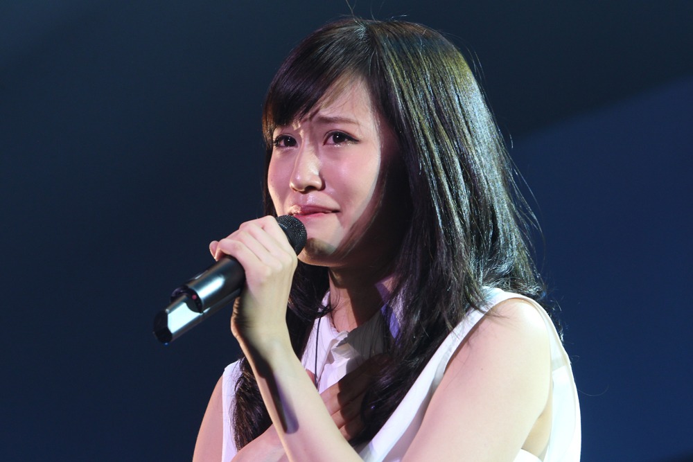 ファンを前に涙ぐむ前田敦子。