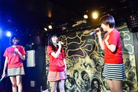 酸素ボンベを使ったコントを繰り広げるNegicco。