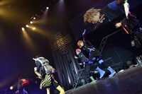 アンコールを終え退場する超特急。