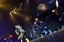 アンコールを終え退場する超特急。