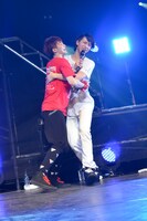 タカシに抱きつくユーキ。