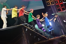 「走れ!!!!超特急」を披露する超特急。