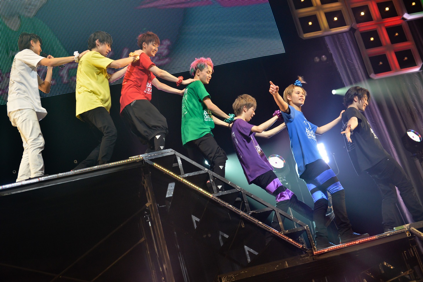 「走れ!!!!超特急」を披露する超特急。