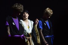 メンバー1人ひとりに声をかけてまわるユースケ（中央）、うつむくリョウガ（左）、カイ（右）。