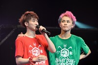 涙ながらに感謝の気持ちを伝えるユーキ（左）と、肩を支えるタクヤ（右）。