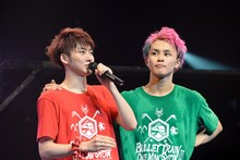 涙ながらに感謝の気持ちを伝えるユーキ（左）と、肩を支えるタクヤ（右）。