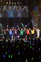 今週の人気の画像4位は「超特急、桜色に染まるTDCホールで『ikki!!!!!i!!』ツアー終幕」より、超特急「BULLET TRAIN ONE MAN SHOW ikkiにホールで福おこしだ!!!!!i!! 追加公演」の様子。