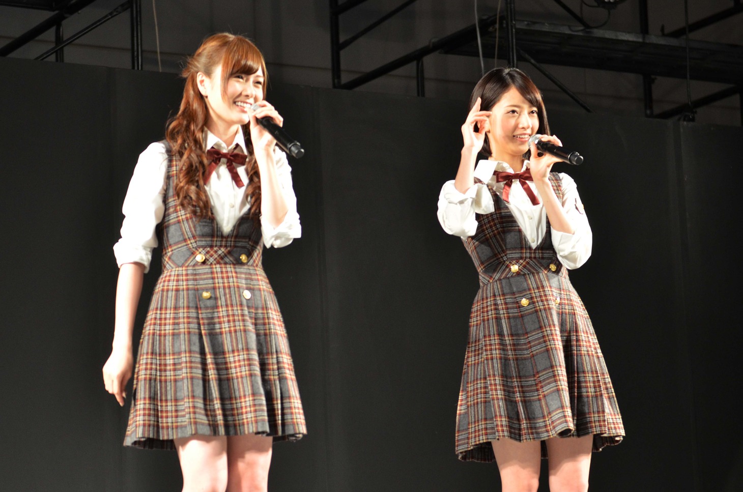 「孤独兄弟」を披露した白石麻衣、橋本奈々未（左から）。