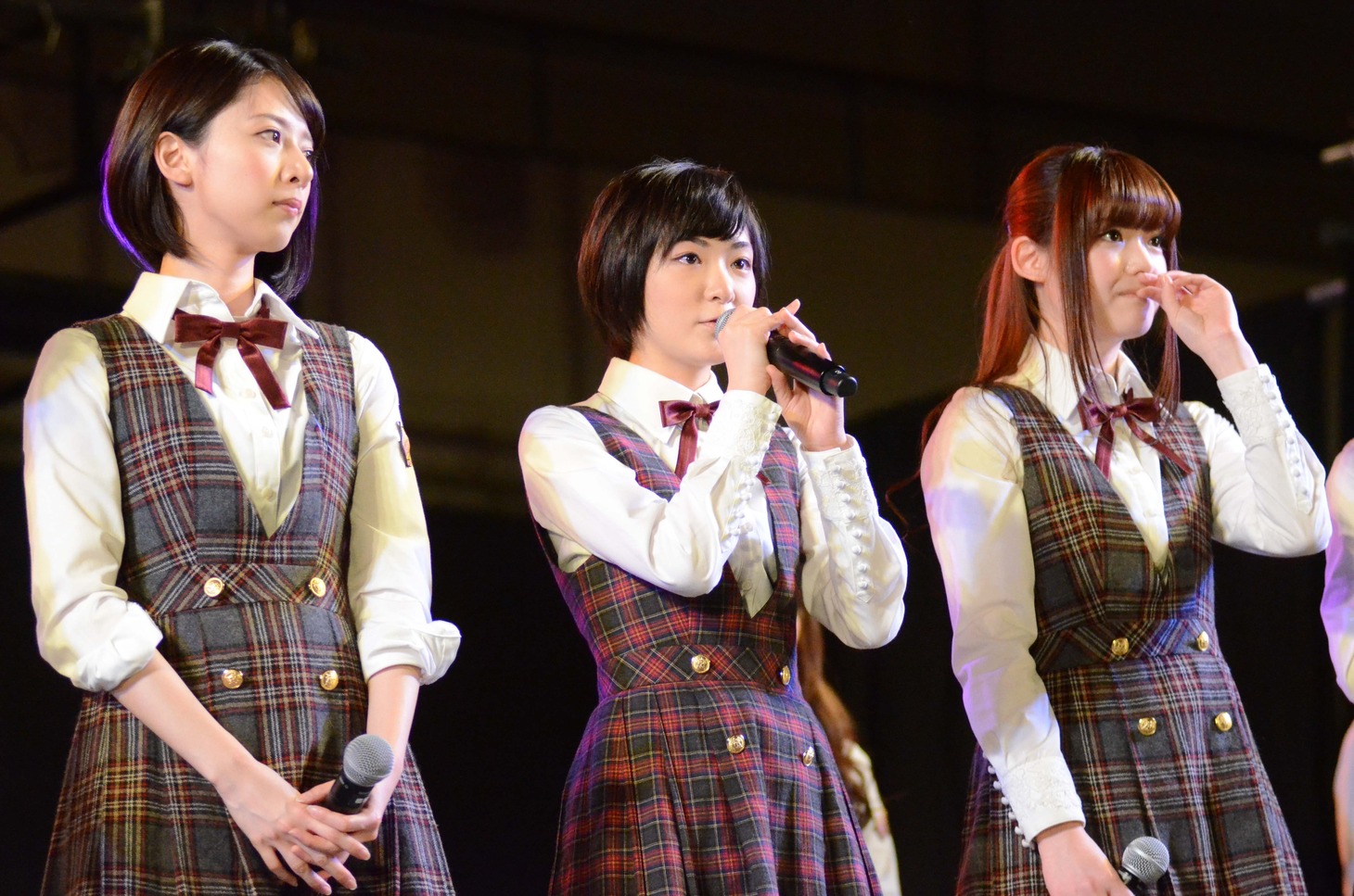 橋本奈々未、生駒里奈、松村沙友理（左から）。