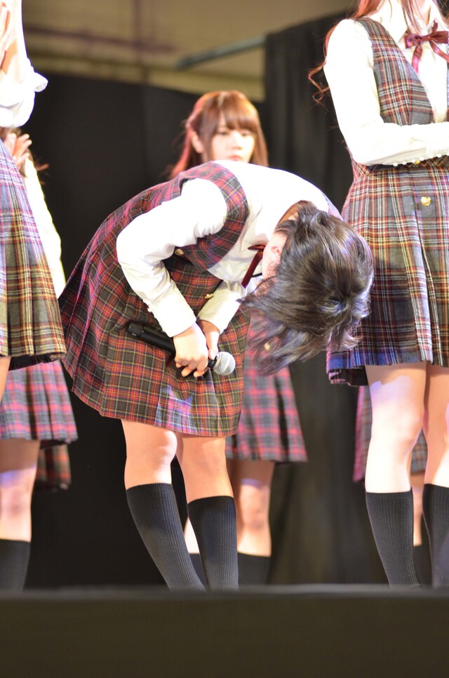 深々とお辞儀をする生駒里奈。