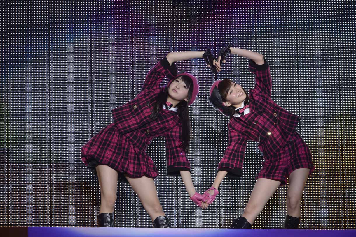 左から木崎ゆりあ、渡辺美優紀。  (c)AKS