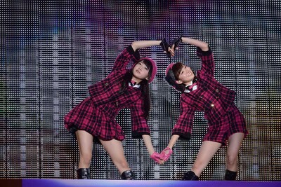 左から木崎ゆりあ、渡辺美優紀。  (c)AKS