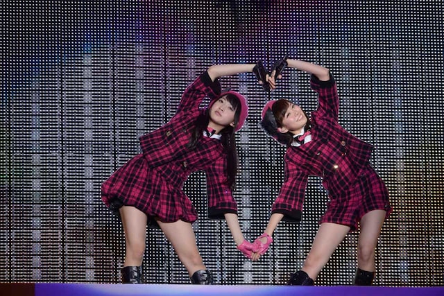 左から木崎ゆりあ、渡辺美優紀。  (c)AKS