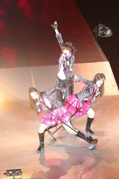 手前から古畑奈和、北川綾巴、宮澤佐江。 (c)AKS