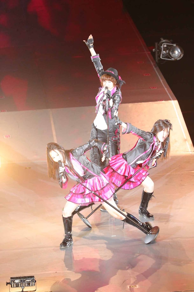 手前から古畑奈和、北川綾巴、宮澤佐江。 (c)AKS