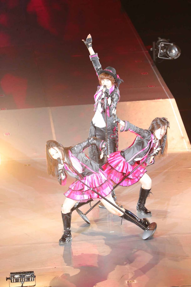 手前から古畑奈和、北川綾巴、宮澤佐江。 (c)AKS