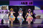 左から須田亜香里、谷真理佳、松村香織。 (c)AKS