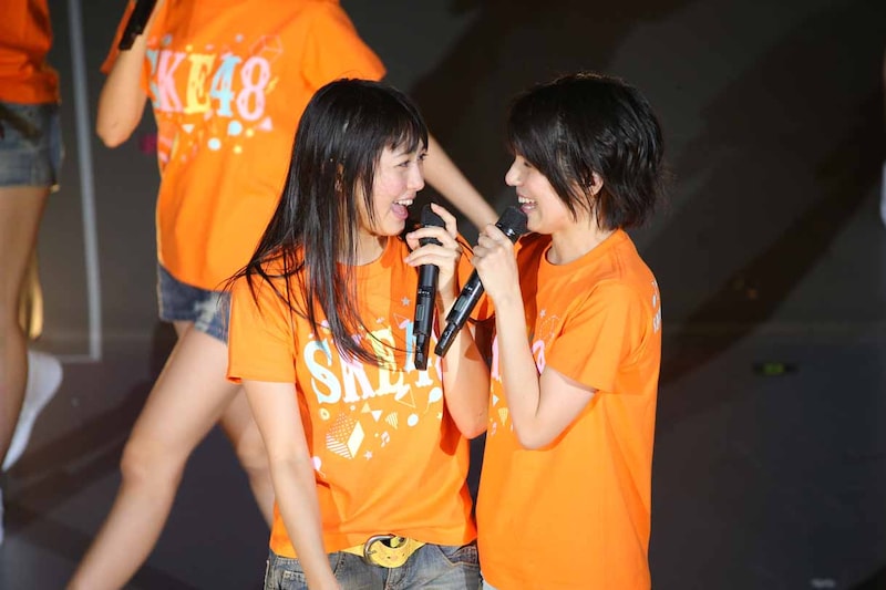 左から木崎ゆりあ、中西優香。 (c)AKS