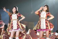 左から松井珠理奈、松井玲奈。 (c)AKS