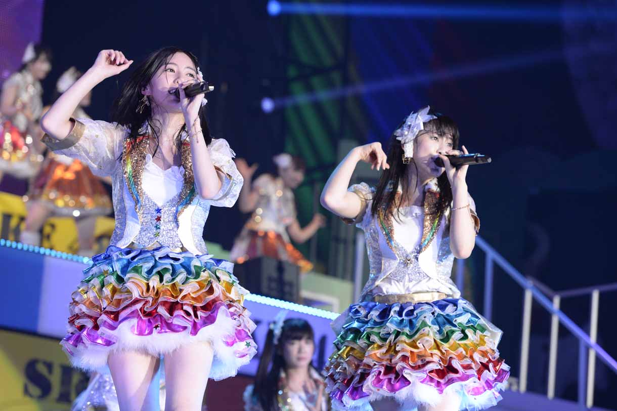 左から松井珠理奈、松井玲奈。 (c)AKS