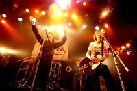 アンコールでのフラワーカンパニーズ鈴木圭介（Vo）と忘れらんねえよ柴田隆浩（Vo, G）。 （撮影：岩佐篤樹）