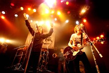 アンコールでのフラワーカンパニーズ鈴木圭介（Vo）と忘れらんねえよ柴田隆浩（Vo, G）。 （撮影：岩佐篤樹）