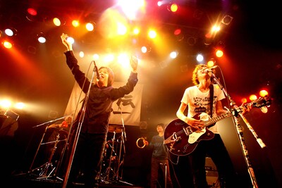 アンコールでのフラワーカンパニーズ鈴木圭介（Vo）と忘れらんねえよ柴田隆浩（Vo, G）。 （撮影：岩佐篤樹）