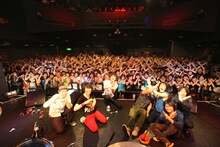 「SEX写真」を撮影する忘れらんねえよとフラワーカンパニーズ。 （撮影：岩佐篤樹）